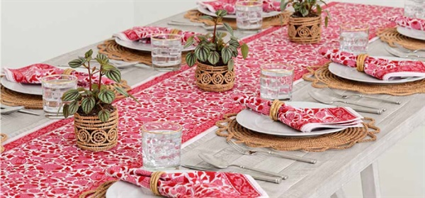 چگونه با استفاده از یک رومیزی بلند چیدمان منزل خود را متحول کنیم؟